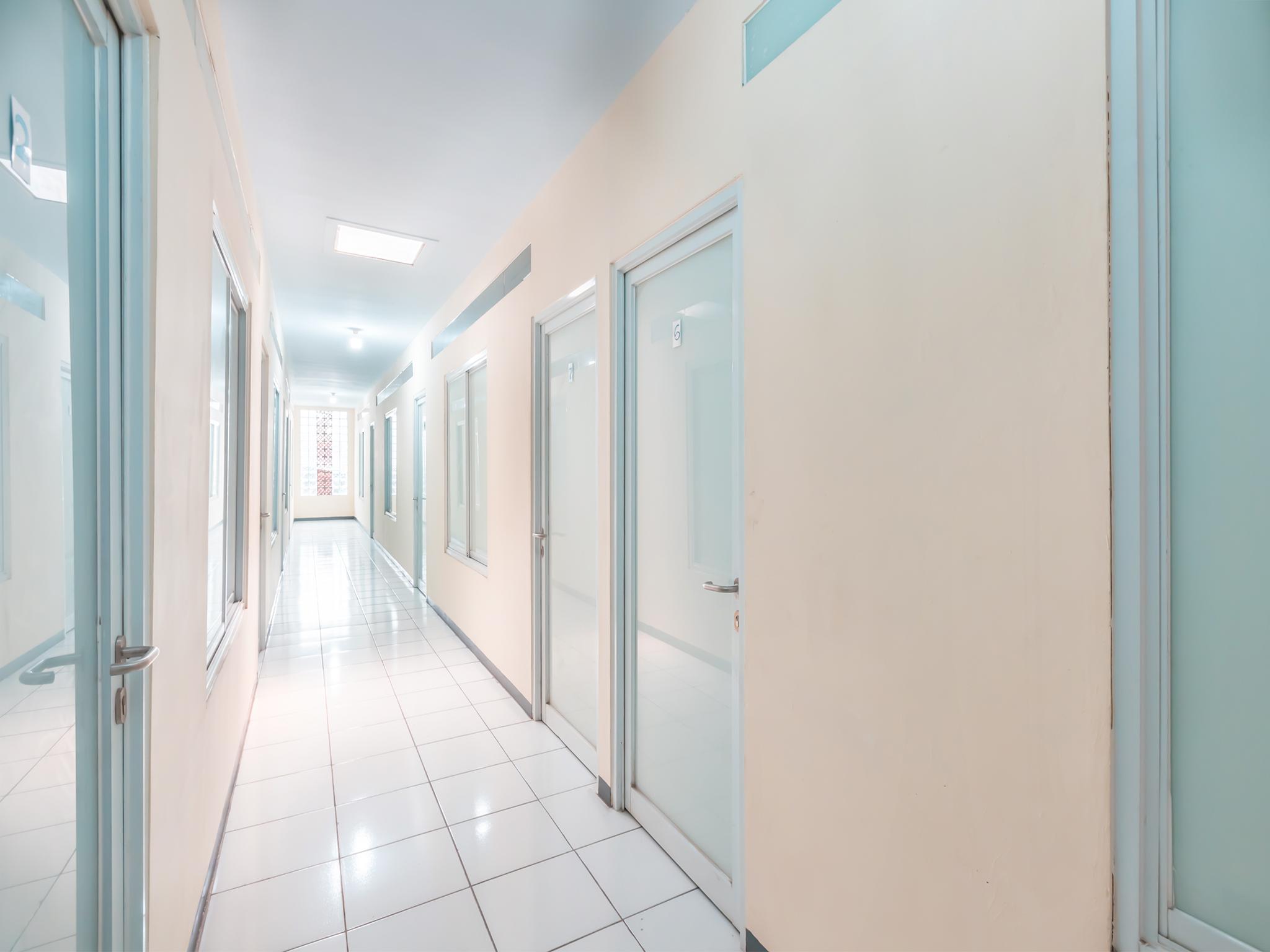 J&B Rooms Pramuka Jakarta Mitra Reddoorz Luaran gambar