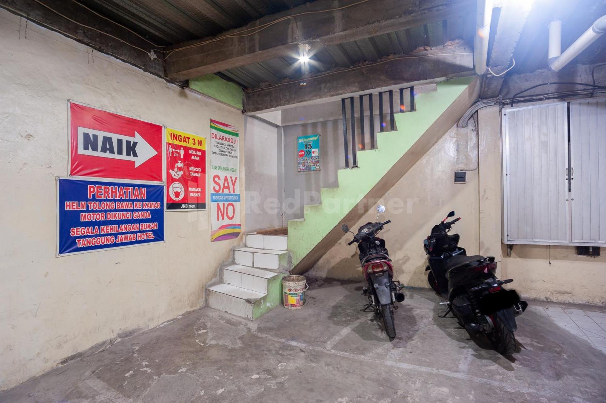 J&B Rooms Pramuka Jakarta Mitra Reddoorz Luaran gambar