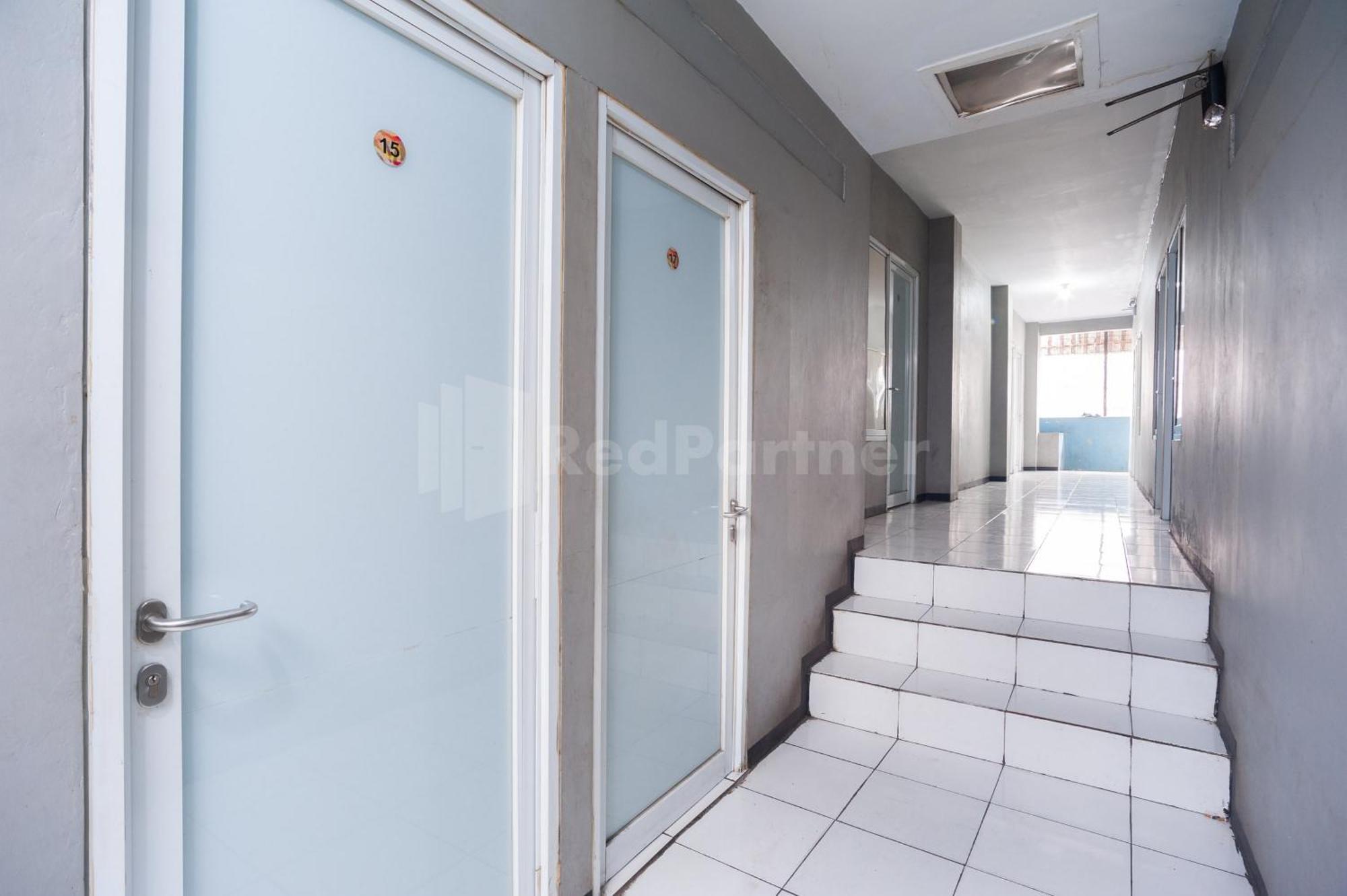 J&B Rooms Pramuka Jakarta Mitra Reddoorz Luaran gambar