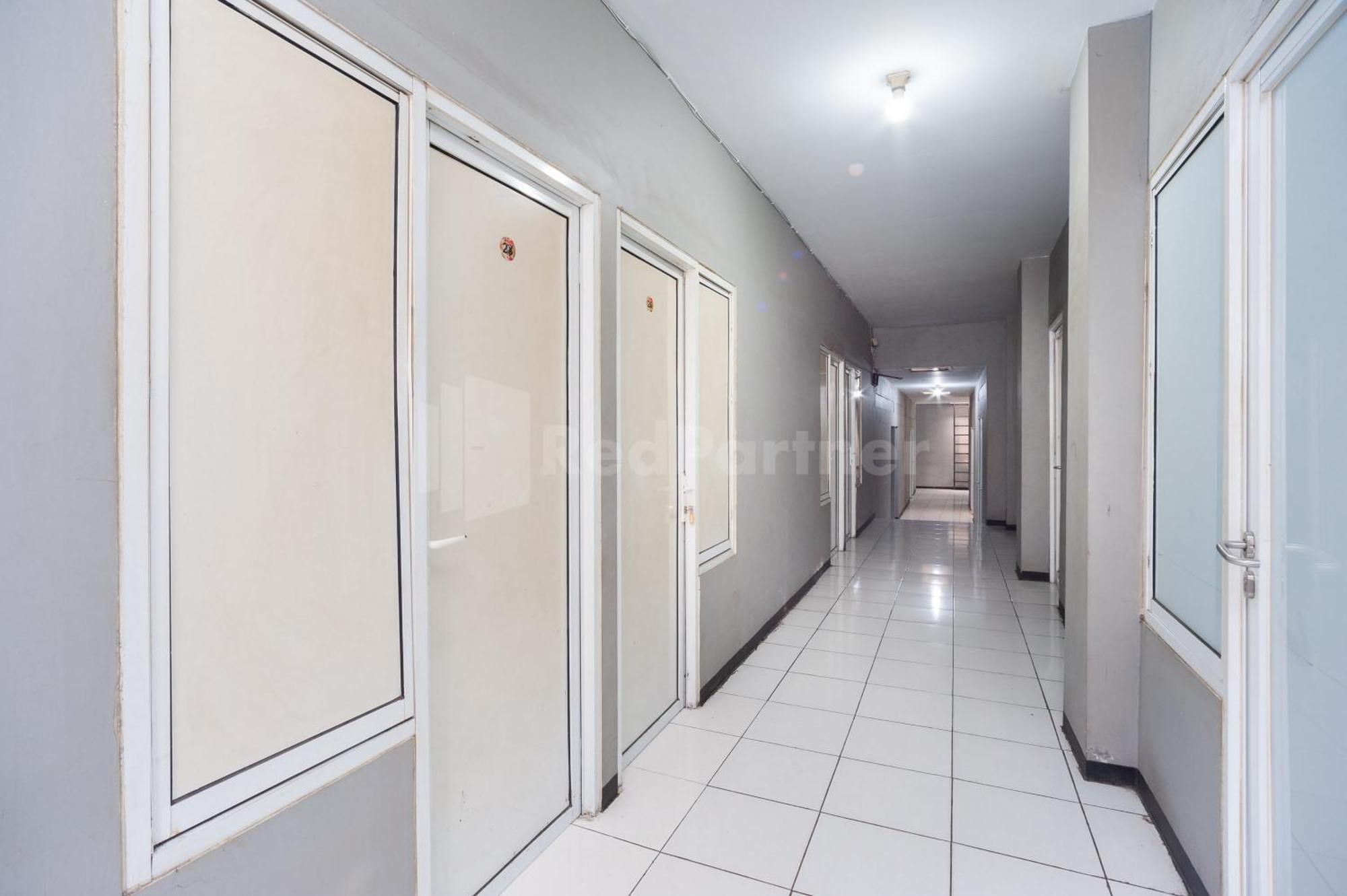 J&B Rooms Pramuka Jakarta Mitra Reddoorz Luaran gambar