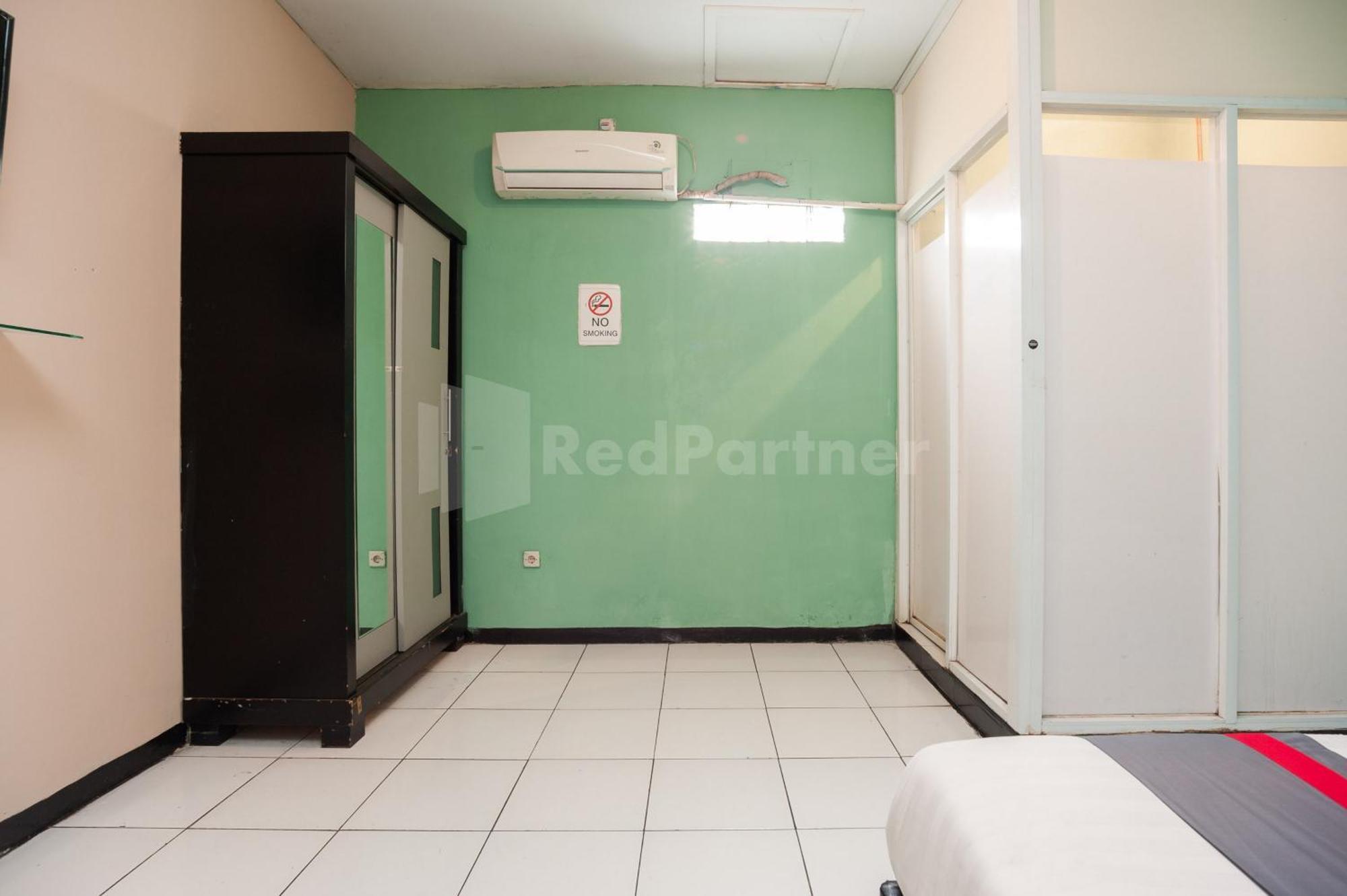 J&B Rooms Pramuka Jakarta Mitra Reddoorz Luaran gambar